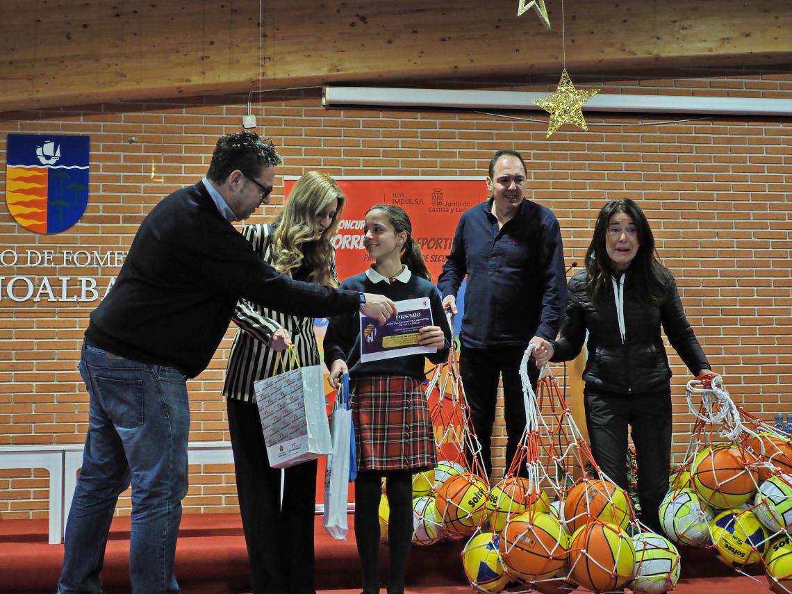 El presidente de la APDV entrega un lote de balones para el colegio de la ganadora