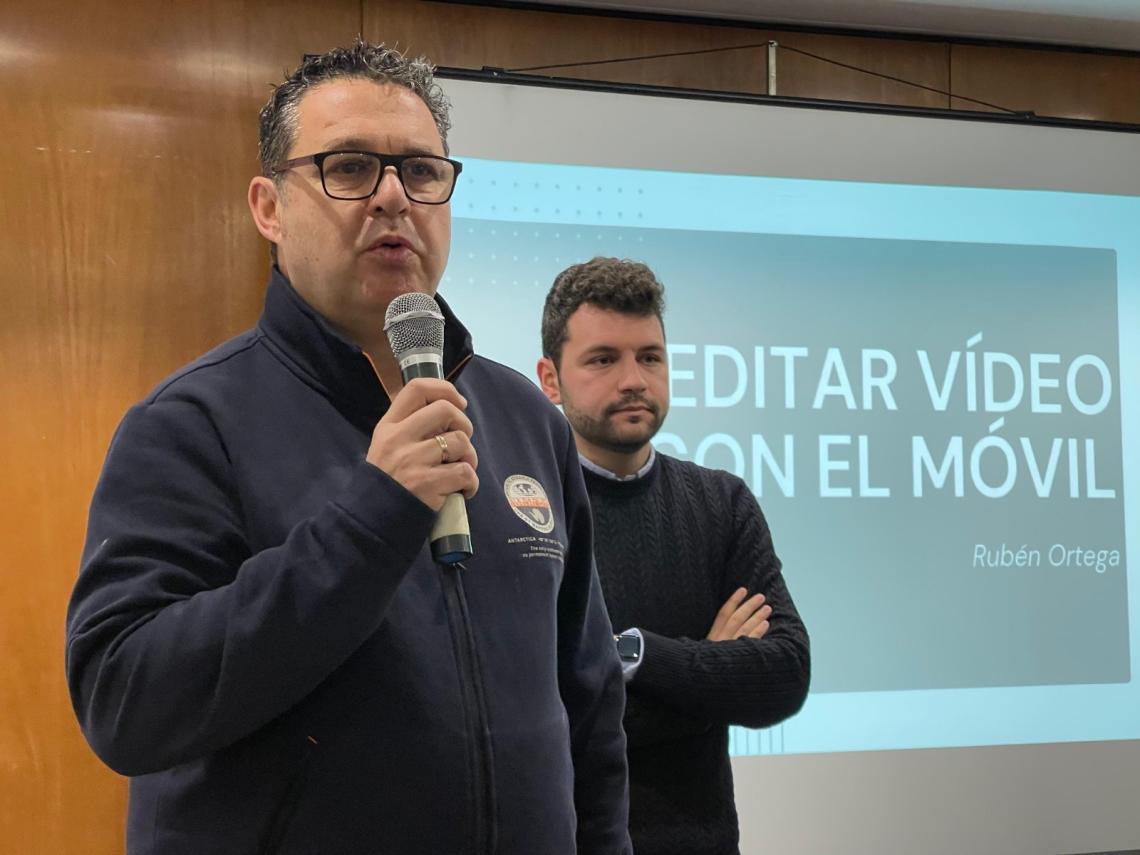 guillermo Velas, Presidente de la APDV, presenta al experto Rubén Ortega