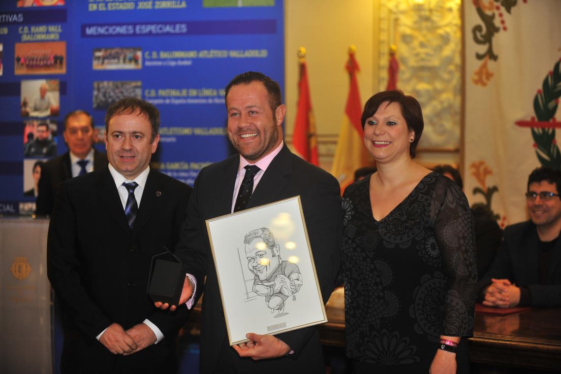 La APDV entrega el Premio Morencia al jugador de rugby Manu Serrano